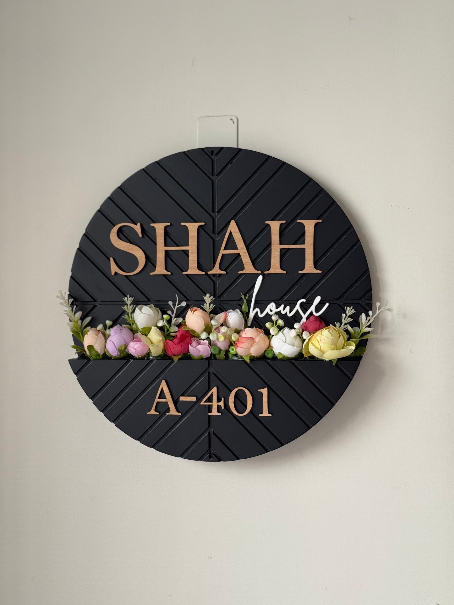 HappyEveryday Black Grooved Basket Nameplate (Circle)