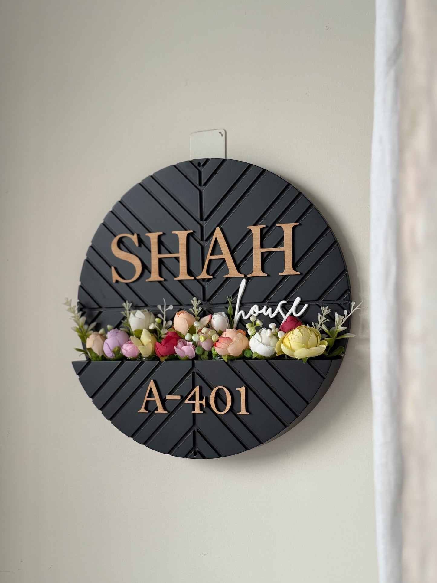 HappyEveryday Black Grooved Basket Nameplate (Circle)