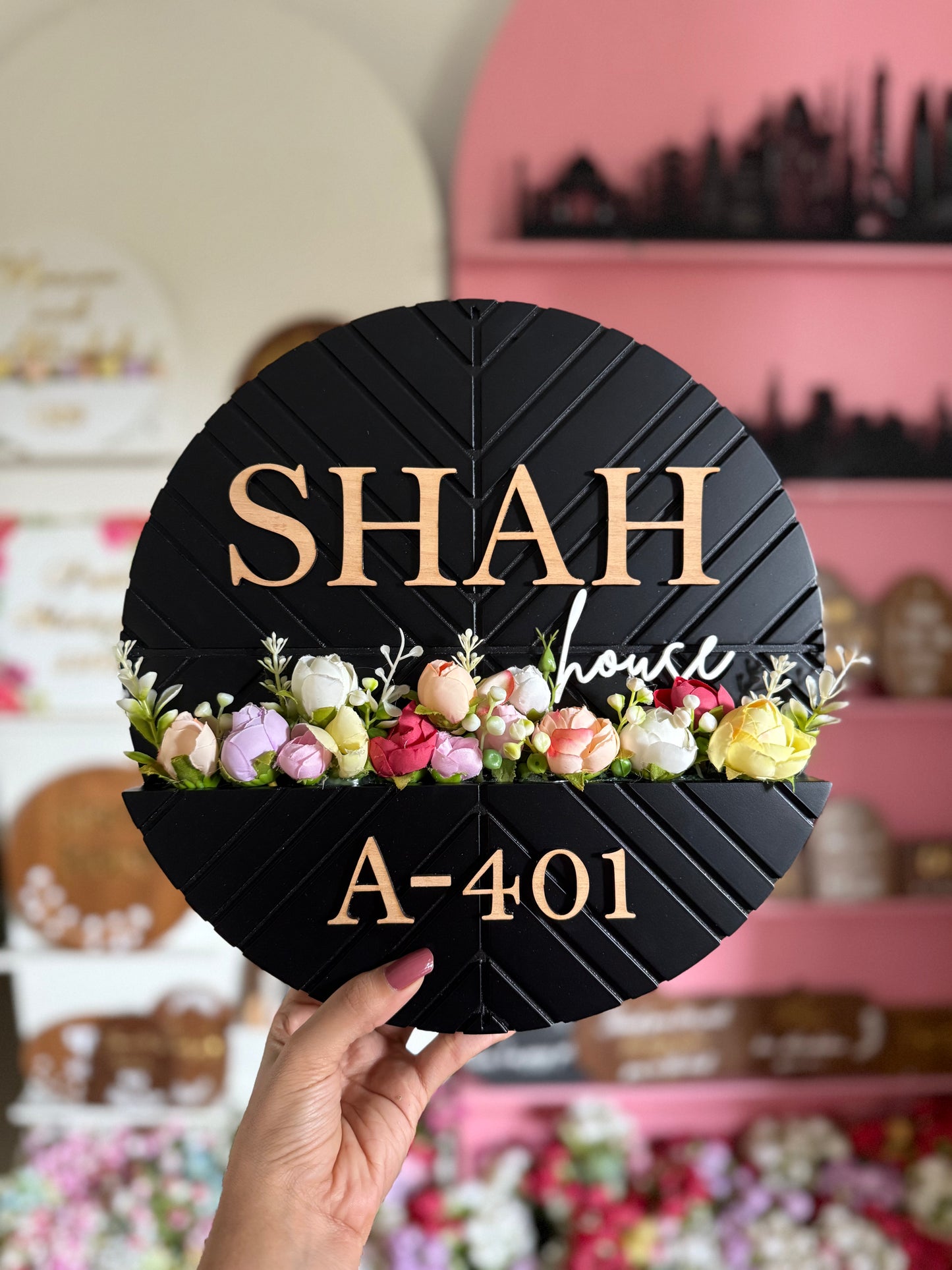 HappyEveryday Black Grooved Basket Nameplate (Circle)