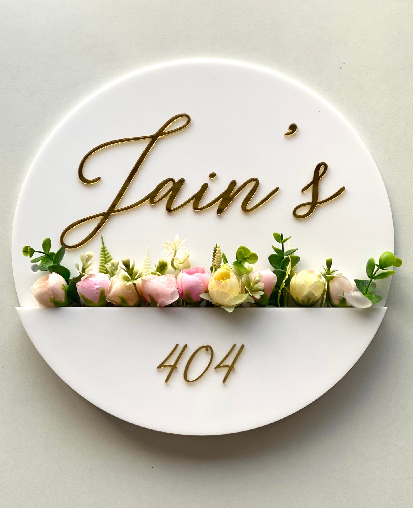 HappyEveryday White Floral Basket Acrylic Nameplate (Circle)